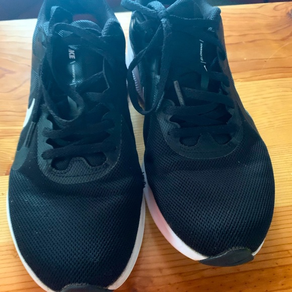 Womens Nike running shoe - Picture 2 of 5